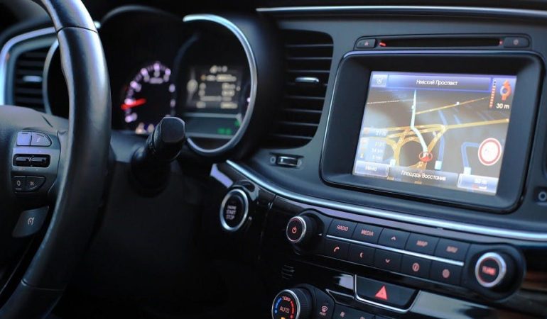 Tutoriel : les étapes pour intégrer un système de navigation dans votre voiture
