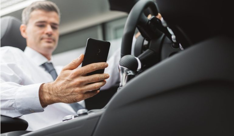Guide pratique pour connecter votre smartphone à l’électronique embarquée de votre voiture