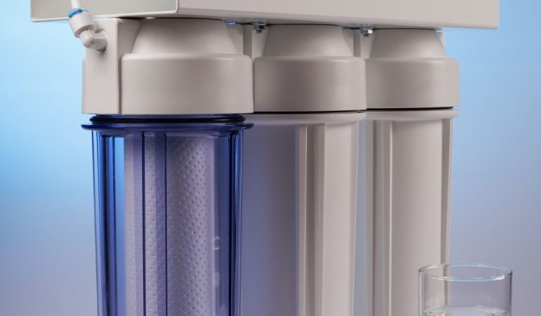 Adoucisseurs et filtres à eau : des solutions de plomberie pour une eau pure